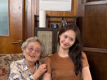 Kim Young Ok menghadiahkan Yoona sepotong blouse cantik bewarna cokelat yang memberikan kesan mahal melalui kilau elegan pada kain ringannya. YoonA bahkan langsung mengenakan baju pemberian sang nenek di acara./ Foto: instagram.com/yoona_lim