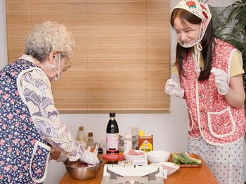 Sementara itu, Yooa tak melewatkan aktivitas wajib selama berkunjung ke rumah nenek yakni memasak bersama. Sang idol-aktris unjuk keterampilan membuat telur gulung khas Korea dengan tampilan ala masakan barat./ Foto: instagram.com/mz_grandmother