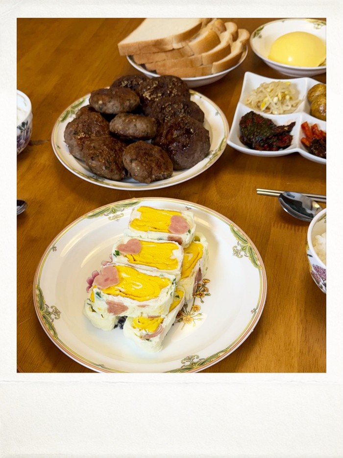 Aktris sekaligus merupakan member Girls' Generation tersebut memotret hasil gyeran mari buatannya yang dibuat dengan penuh cinta dan hasil masakan lezat Kim Young Ok berupa tteokgalbi, lengkap dengan tambahan roti tawar./ Foto: instagram.com/yoona_lim