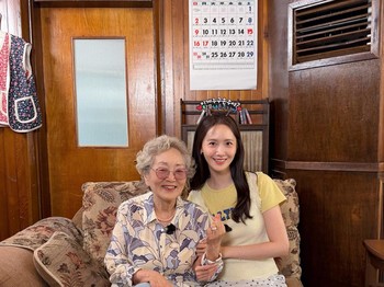 Membalas lebih kedatangan Yoona beserta dengan hadiahnya berupa sepatu Mary Jane, Kim Young Ok memberikan kejutan tambahan atas peringatan debut YoonA bersama Girls' Generation yang ke-19 tahun./ Foto: instagram.com/yoona_lim