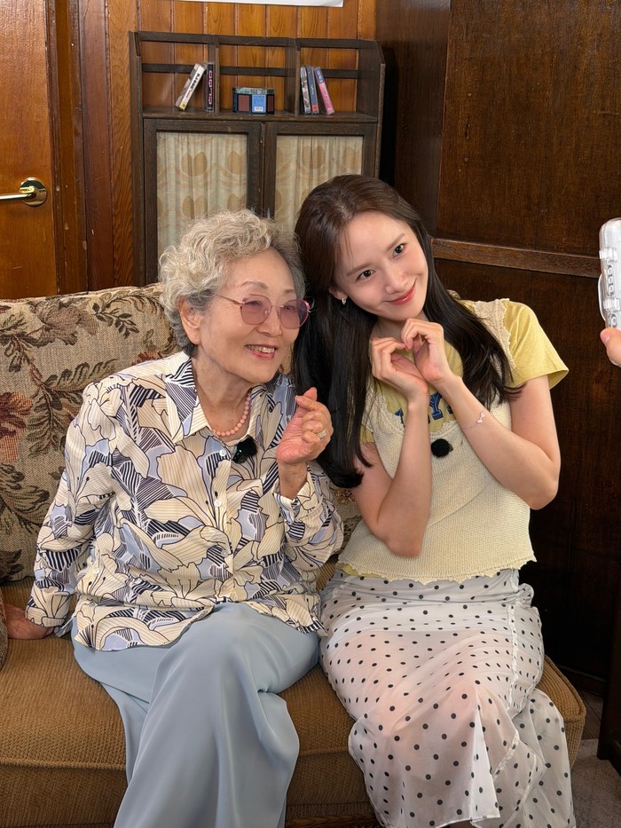 Konektivitas peran mereka sebagai nenek dan cucu masih melekat kuat di pertemuan terbaru setelah 3 tahun berlalu sejak drama 'King The Land' mengudara. Semoga keduanya dapat dipertemukan lagi di drama baru, Beauties!/ Foto: instagram.com/yoona_lim