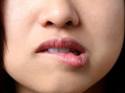 Stop Jilati Bibir! Begini Cara Paling Efektif Atasi Bibir Kering