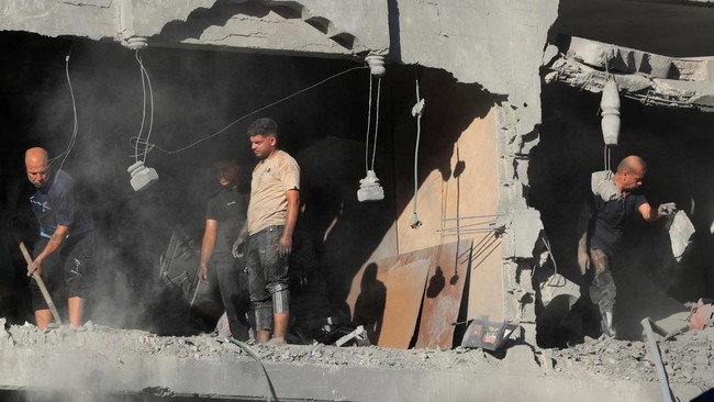 Palestinians inspect the site of an Israeli strike on a house, carried out after the Israeli military warned residents to evacuate the area, at al-Shati (Beach) refugee camp, in Gaza City, August 24, 2026. REUTERS/Dawoud Abu Alkas