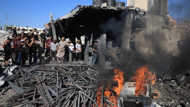 Palestinians inspect the site of an Israeli strike on a water desalination plant, carried out after the Israeli military warned residents to evacuate the area, in Gaza City, August 24, 2026. REUTERS/Dawoud Abu Alkas
