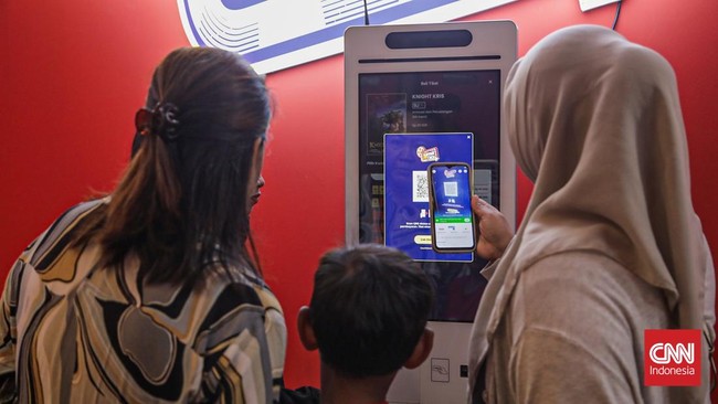 Sejumlah pengunjung berlibur ke Jaksinema di Rusun Pasar Rumput, Tebet, Jakarta, Selasa (25/8). (CNN Indonesia/Febria Adha L)