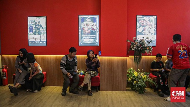 Sejumlah pengunjung berlibur ke Jaksinema di Rusun Pasar Rumput, Tebet, Jakarta, Selasa (25/8). (CNN Indonesia/Febria Adha L)