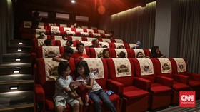 Sejumlah pengunjung berlibur ke Jaksinema di Rusun Pasar Rumput, Tebet, Jakarta, Selasa (25/8). (CNN Indonesia/Febria Adha L)