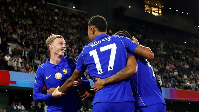 Soccer Football - Premier League - Fulham v Chelsea - Craven Cottage, London, Britain - August 24, 2026 Chelsea's Cole Palmer celebrates scoring their third goal with teammates Action Images via Reuters/Matthew Childs EDITORIAL USE ONLY. NO USE WITH