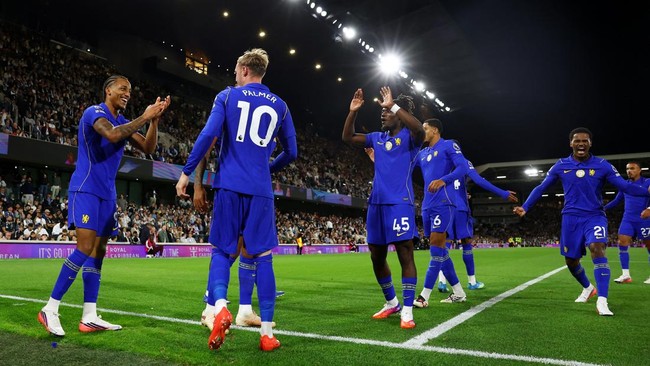 Soccer Football - Premier League - Fulham v Chelsea - Craven Cottage, London, Britain - August 24, 2026 Chelsea's Cole Palmer celebrates scoring their third goal with teammates Action Images via Reuters/Matthew Childs EDITORIAL USE ONLY. NO USE WITH