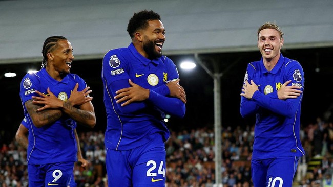 Soccer Football - Premier League - Fulham v Chelsea - Craven Cottage, London, Britain - August 24, 2026 Chelsea's Cole Palmer celebrates scoring their third goal with Joao Pedro and Reece James Action Images via Reuters/Matthew Childs EDITORIAL USE O
