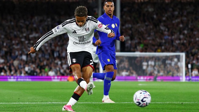 Soccer Football - Premier League - Fulham v Chelsea - Craven Cottage, London, Britain - August 24, 2026 Fulham's Josh King scores their first goal Action Images via Reuters/Matthew Childs EDITORIAL USE ONLY. NO USE WITH UNAUTHORIZED AUDIO, VIDEO, DAT
