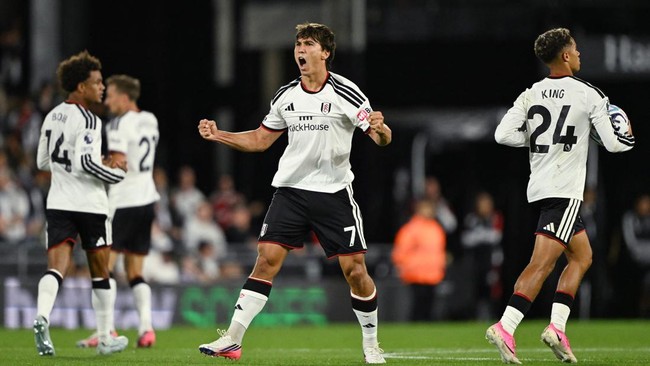 Soccer Football - Premier League - Fulham v Chelsea - Craven Cottage, London, Britain - August 24, 2026 Fulham's Gonzalo Garcia celebrates scoring their second goal with Josh King and Oscar Bobb REUTERS/Dylan Martinez EDITORIAL USE ONLY. NO USE WITH