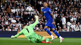 Soccer Football - Premier League - Fulham v Chelsea - Craven Cottage, London, Britain - August 24, 2026 Chelsea's Joao Pedro scores their first goal past Fulham's Bernd Leno REUTERS/Dylan Martinez EDITORIAL USE ONLY. NO USE WITH UNAUTHORIZED AUDIO, V