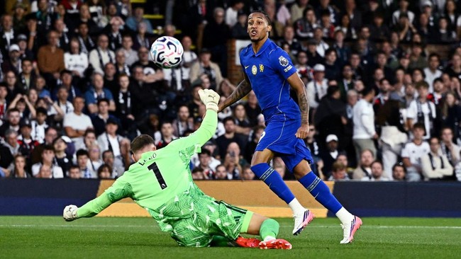 Soccer Football - Premier League - Fulham v Chelsea - Craven Cottage, London, Britain - August 24, 2026 Chelsea's Joao Pedro scores their first goal past Fulham's Bernd Leno REUTERS/Dylan Martinez EDITORIAL USE ONLY. NO USE WITH UNAUTHORIZED AUDIO, V