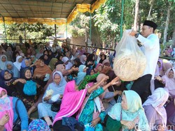 Serunya Grebeg Gunungan Lentheng di Tempuran Magelang