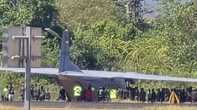 Pesawat Cassa diduga milik TNI tergelincir di kawasan landasan pacu (runway) Bandara Internasional Sultan Hasanuddin, Maros, Sulawesi Selatan, Selasa (25/8).