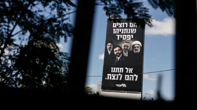 Partai Likud yang dipimpin Perdana Menteri Israel Benjamin Netanyahu pasang reklame raksasa bergambar empat tokoh yang dianggap sebagai musuh Israel.