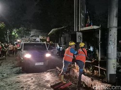 Dampak Warung PKL di Lidah Wetan Terbakar, Listrik Ratusan Rumah Padam