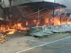 Saksi Ungkap 5 Orang Lompat Tembok Saat Rumah Produksi Sofa di Solo Terbakar