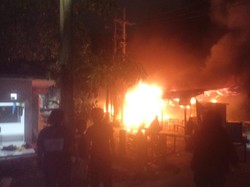 4 Warung Sentra PKL di Lidah Wetan Surabaya Terbakar Hebat
