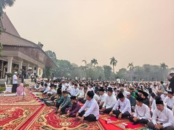 Ribuan Warga Palembang Ikut Salat Istisqa di Tengah Kabut Asap