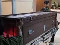 Isak Tangis Sambut Kepulangan Jenazah PMI Evi dari Arab Saudi