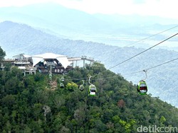 Uji Nyali Naik Kereta Gantung di Langkawi
