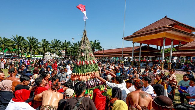 Peringatan Maulid Nabi Muhammad SAW tahun ini dirayakan di sejumlah daerah di Indonesia, dengan ragam tradisi turun temurun.