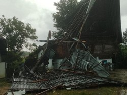 Angin Kencang Melanda Toba, 9 Atap Rumah Warga Rusak-Pohon Tumbang