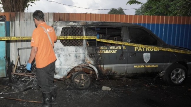 Mobil patroli Polsek Tambaksari dibakar di Surabaya. Polisi menangkap MH, terduga pelaku, dan menyelidiki motif di balik kebakaran tersebut.