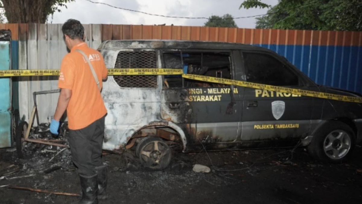 Mobil Patroli Polisi Dibakar di Surabaya, Satu Pria Ditangkap