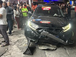 Mobil Seruduk 3 Motor Parkir dan Kios di Bogor, 1 Orang Luka-luka