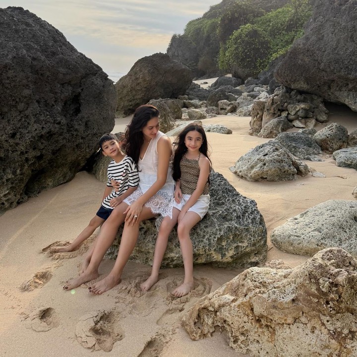 <p><em>Postingan</em> tersebut pun langsung diramaikan komentar netizen yang salah fokus dengan paras anak-anaknya yang memesona, Bunda. &ldquo;Cantik cakep anak-anaknya,&rdquo; tulis akun <em>@ndita_nar****.</em> &ldquo;<em>Masyaallah</em> bibit unggul semua,&rdquo; tulis akun <em>@bella_a****.&nbsp;</em>(Foto: Instagram @nsyakieb85)</p>