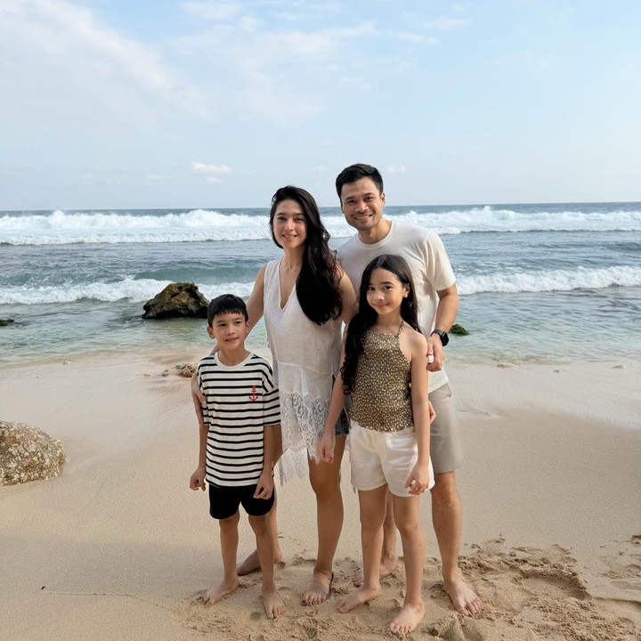 <p>Momen tersebut dibagikan Nabila melalui <em>recap</em> foto yang diunggah di akun Instagram pribadinya. Dalam unggahan itu, Nabila memperlihatkan kebersamaan keluarga saat menikmati suasana pantai.&nbsp;(Foto: Instagram @nsyakieb85)</p>