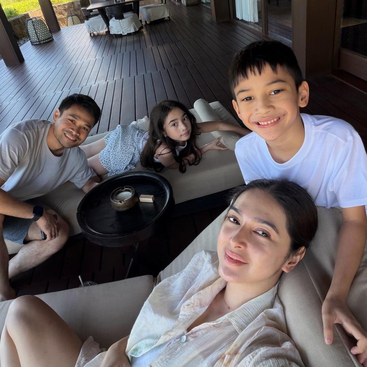 <p>Kehidupan keluarga artis Tanah Air kerap mencuri perhatian publik. Begitu juga dengan Nabila Syakieb yang belum lama ini menikmati momen liburan bersama suami, Reshwarya Argya Ardinal, dan kedua anaknya. (Foto: Instagram @nsyakieb85)</p>