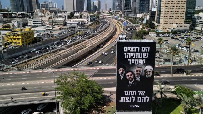 Partai Likud yang dipimpin Perdana Menteri Israel Benjamin Netanyahu pasang reklame raksasa bergambar empat tokoh yang dianggap sebagai musuh Israel.