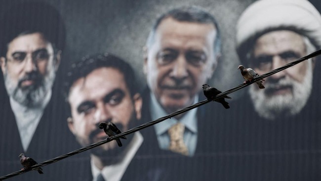 Partai Likud yang dipimpin Perdana Menteri Israel Benjamin Netanyahu pasang reklame raksasa bergambar empat tokoh yang dianggap sebagai musuh Israel.