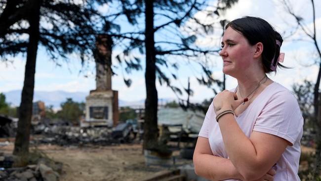 Sidney Opperman reacts to seeing her family home burned down after the Hawk Fire tore through their neighborhood in Reno, Nevada, U.S., August 24, 2026. REUTERS/Fred Greaves