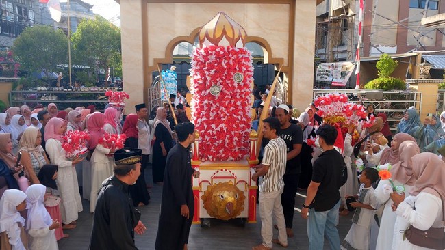 Peringatan Maulid Nabi Muhammad SAW tahun ini dirayakan di sejumlah daerah di Indonesia, dengan ragam tradisi turun temurun.