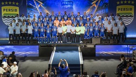 Pemain dan ofisial tim Persib Bandung beserta jajaran direksi PT Persib Bandung Bermartabat (PT PBB) foto bersama saat peluncuran jersei dan skuad Persib Bandung di Bandung Arena, Bandung, Jawa Barat, Selasa (25/8/2026). Tim Persib Bandung meluncurka
