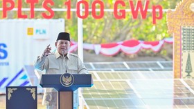 Presiden Prabowo Subianto menyampaikan sambutan saat peluncuran dan groundbreaking program Pembangkit Listrik Tenaga Surya (PLTS) 100 GWp di kawasan Gilimanuk, Jembrana, Bali, Selasa (25/8/2026). Pembangunan PLTS 100 Gigawatt peak (GWp) yang ditarget