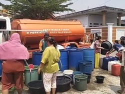 Walkot Palembang Salurkan 9 Mobil Tangki Air ke Warga Sukajaya