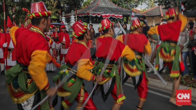 Sejumlah pengunjung menyaksikan Kirab Grebeg Maulud di Taman Mini Indonesia Indah (TMII), Cipayung, Jakarta, Selasa (25/8).