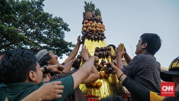 Sejumlah pengunjung menyaksikan Kirab Grebeg Maulud di Taman Mini Indonesia Indah (TMII), Cipayung, Jakarta, Selasa (25/8).