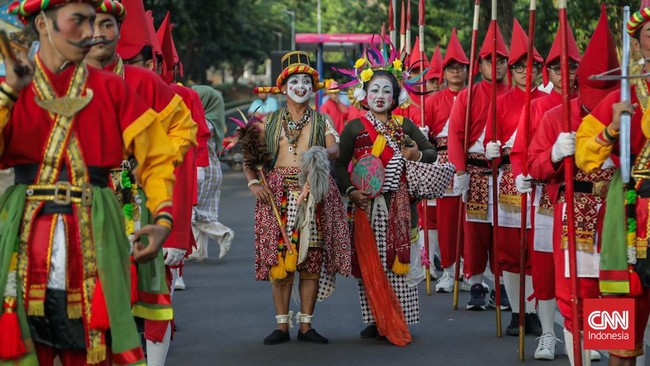 Sejumlah pengunjung menyaksikan Kirab Grebeg Maulud di Taman Mini Indonesia Indah (TMII), Cipayung, Jakarta, Selasa (25/8).