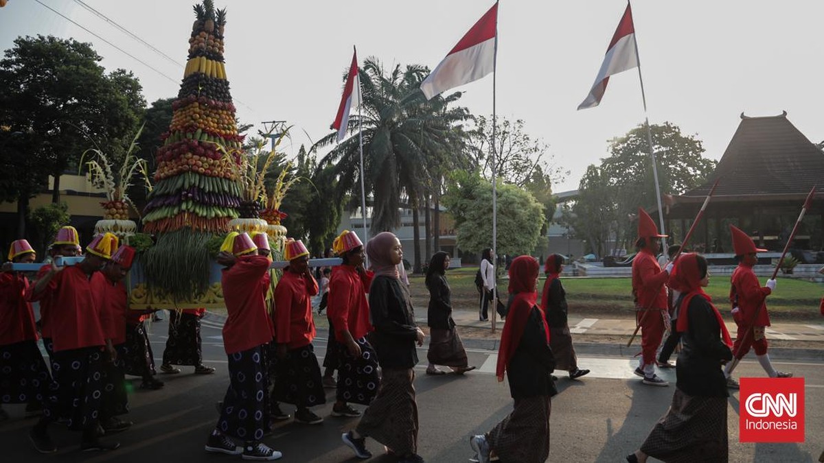 Sejumlah pengunjung menyaksikan Kirab Grebeg Maulud di Taman Mini Indonesia Indah (TMII), Cipayung, Jakarta, Selasa (25/8).