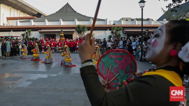 Sejumlah pengunjung menyaksikan Kirab Grebeg Maulud di Taman Mini Indonesia Indah (TMII), Cipayung, Jakarta, Selasa (25/8).