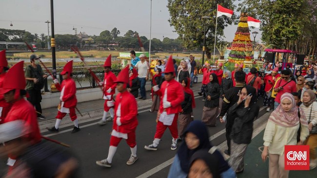 Sejumlah pengunjung menyaksikan Kirab Grebeg Maulud di Taman Mini Indonesia Indah (TMII), Cipayung, Jakarta, Selasa (25/8).