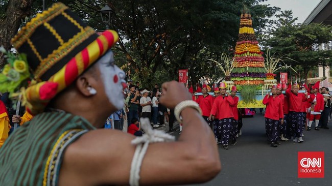 Sejumlah pengunjung menyaksikan Kirab Grebeg Maulud di Taman Mini Indonesia Indah (TMII), Cipayung, Jakarta, Selasa (25/8).
