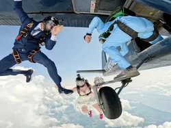 Viral! Pasangan Ini Pilih Menikah Sambil Terjun Payung Bersama Penghulu